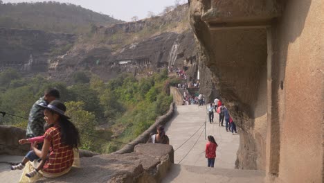 Touristen-Bei-Den-Denkmälern-Der-Ajanta-Höhlen