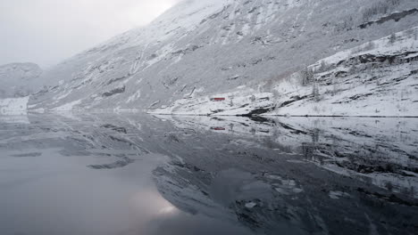 Zeitlupen-POV-Einer-Winterfahrt-Mit-Der-Fähre-Im-Geirangerfjord-Nach-Geiranger,-Norwegen,-Mit-Schneebedeckten-Bergen-Und-Bezaubernder-Aussicht-Auf-Den-Fjord