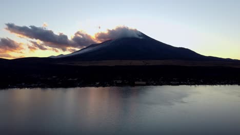 Die-Morgendämmerung-Bricht-über-Dem-Fuji-An,-Mit-Ruhigen-Spiegelungen-Im-See-Und-Einem-Ruhigen-Himmel
