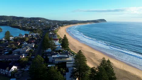 Drone-Aéreo-Paisaje-Ver-Wamberal-Terrigal-Laguna-Playa-Bahía-Suburbios-Ciudad-Residencial-Vivienda-Casa-Océano-Olas-Costa-Central-Australia