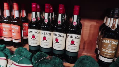 Jameson-Whisky-Irlandés-Tradicional-De-Dublín,-Juego-De-Botellas-Apiladas