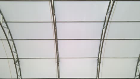 Decke-Dach-Aus-Gewölbten-Metall-Stahlkonstruktion-In-Der-Halle-Luft-Fliegen