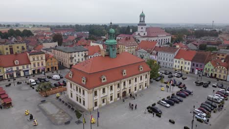 Luftaufnahme-Der-Zirkulation-Auf-Dem-Stadtplatz-In-Der-Alten-Polnischen-Stadt-Auf-Dem-Stadtplatz