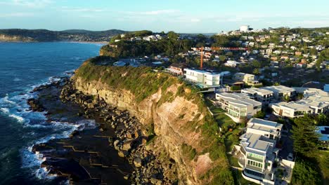 Drohnenluftaufnahme-Der-Felsigen-Landzunge-Von-Terrigal-Haven-Im-Norden-Von-Avoca,-Wohn--Und-Apartmentgebäude,-Aussicht-Auf-Die-Landschaft,-Immobilien,-Tourismus-An-Der-Zentralküste-Australiens