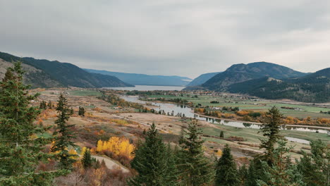 La-Tranquila-Belleza-Del-Pequeño-Lago-Shuswap,-Persecución