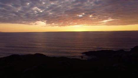 Puesta-De-Sol-Naranja-Nublada-Sobre-El-Mar-Y-La-Costa---Isla-De-Coll,-Hébridas