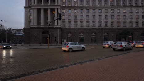 Abendverkehr-Auf-Dem-Nezavisimost-Platz,-Auch-Bekannt-Als-Largo