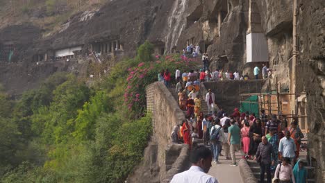 Touristen-An-Der-UNESCO-Welterbestätte-Ajanta-Höhlen-Denkmäler