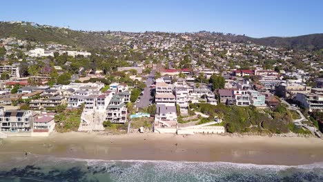 4K-Drone-Aerial-shot-of-Beachfront-Properties-in-Laguna-Beach,-California-on-a-Warm-Sunny-Day-Overlooking-the-Pacific-Ocean