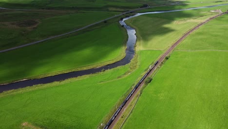 El-Tren-Recorre-El-Río-A-Través-De-Un-Paisaje-Pintoresco.