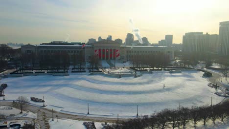 Imágenes-Aéreas-De-Drones-Del-Museo-Field-De-Chicago-Durante-El-Invierno-Con-Temperaturas-Bajo-Cero