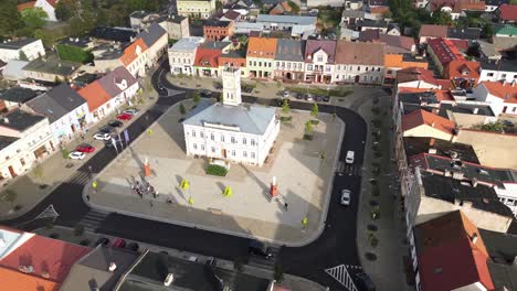 Luftaufnahme-Vom-Quadratischen-Stadtplatz-Mit-Rathaus,-Tauben-Fliegen-Wunderschön