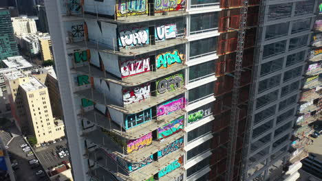 Aerial-tilt-shot-in-front-of-the-Graffiti-tower,-in-downtown-Los-Angeles,-USA
