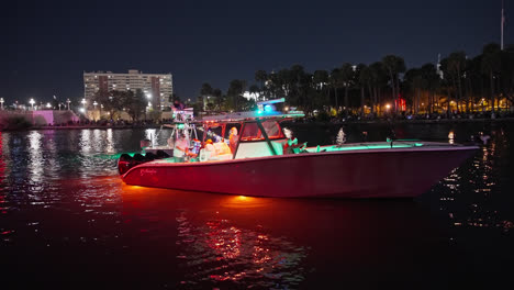 Toma-Nocturna-Del-Desfile-De-Barcos-Iluminados-De-Riverwalk-Holiday-Celebrando-La-Navidad-Y-Las-Fiestas,-Tampa,-Florida