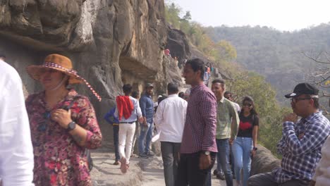 Touristen-In-Den-Ajanta-Höhlen,-In-Den-Fels-Gehauene-Buddhistische-Höhlenmonumente