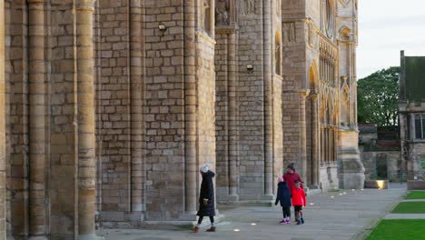 Blick-Auf-Die-Berühmte-Lincoln-Cathedral,-Ein-Wahrzeichen-Der-Stadt,-Mit-Touristen-Und-Einkäufern,-Die-Durch-Die-Belebten-Straßen-Der-Historischen-Stadt-Lincoln-Spazieren