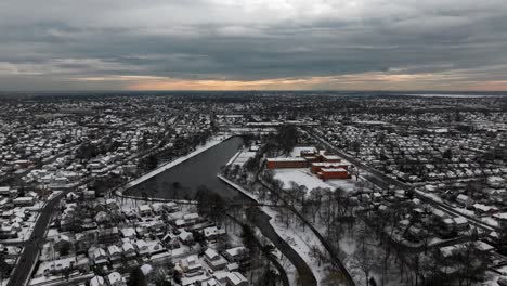 Una-Vista-Aérea-De-Un-Barrio-Suburbano-Después-De-Que-Nevó-En-Un-Día-Nublado