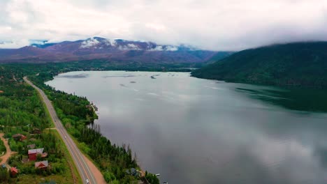 Hermoso-Gran-Lago-Y-Embalse-De-Montaña-Sombra-En-Un-Día-Nublado-De-Verano