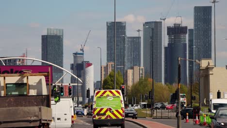 Manchester-skyline,-busy-traffic,-modern-high-rises,-sunny-day