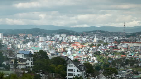 Vista-Panorámica-Del-Horizonte-Del-Paisaje-Urbano-De-La-Ciudad-De-Da-Lat-Desde-Robin-Hill-En-Un-Día-Nublado,-Lam-Dong,-Vietnam