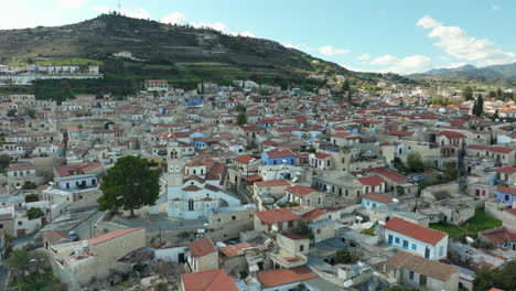 Lefkara,-Un-Pueblo-Tradicional-De-Chipre,-Ubicado-En-La-Ladera-De-Una-Colina