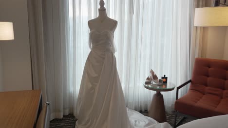 Vestido-De-Novia-Largo-Y-Blanco-Sobre-Un-Maniquí-Durante-La-Preparación-En-La-Habitación-Del-Hotel