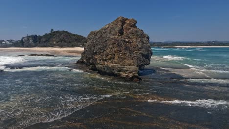 Formación-Rocosa-En-La-Orilla-Del-Callejón-Currumbin-En-Gold-Coast,-Queensland,-Australia