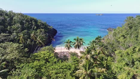 Raptor-Drohnen-Stürzen-Ab-Und-Fliegen-über-Die-Malerische-Karibische-Küste-Von-Playa-Onda