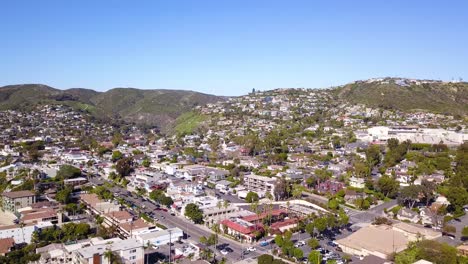 4K-Drohnenaufnahme-Der-Stadt-Laguna-Beach-An-Einem-Geschäftigen-Tag-Mit-Wunderschönem-Blauen-Himmel-Im-Orange-County