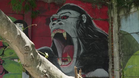 Graffiti-Von-King-Kong,-Das-Seinen-Grimmigen-Gesichtsausdruck-Vor-Der-Städtischen-Kulisse-Einfängt