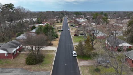 Asphalt-road-in-suburb-residential-area-of-american-city-at-cloudy-day,-Virginia