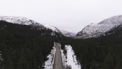 Eine-Einsame-Fahrt-Auf-Der-Verschneiten-Route-Von-Kelowna-Nach-Rock-Creek