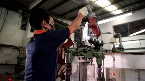 El-Operador-De-La-Máquina-Maneja-La-Máquina-De-Moldeo-De-Calzado-Para-Dar-Forma-Al-Calzado-Durante-El-Proceso-De-Fabricación.