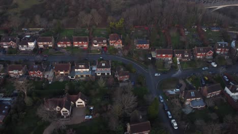 Suburbio-En-El-Campo-De-Gran-Bretaña,-Casas-Unifamiliares-Y-Calles