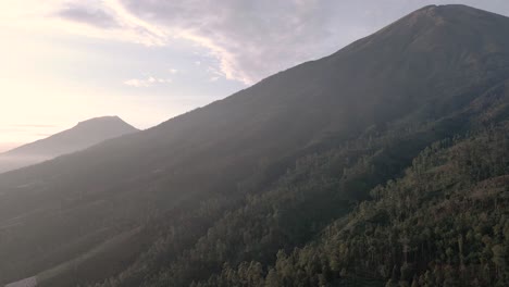 Fliegen-Sie-Bei-Sonnigem-Morgen-Und-Leicht-Nebligem-Wetter-über-Die-Bergkette