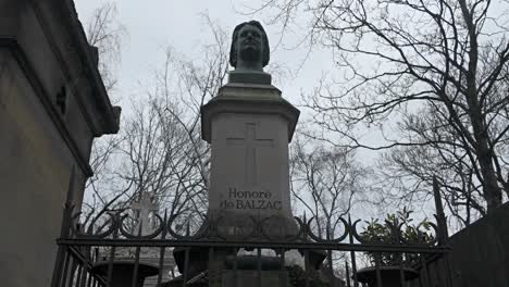 Tumba-De-Honoré-De-Balzac-En-El-Cementerio-Pere-Lachaise-De-París