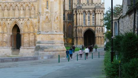 Blick-Auf-Die-Berühmte-Lincoln-Cathedral,-Ein-Wahrzeichen-Der-Stadt,-Mit-Touristen-Und-Einkäufern,-Die-Durch-Die-Belebten-Straßen-Der-Historischen-Stadt-Lincoln-Spazieren