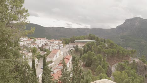 Gesamtansicht-Einer-Stadt-In-Andalusien,-Umgeben-Von-Natur