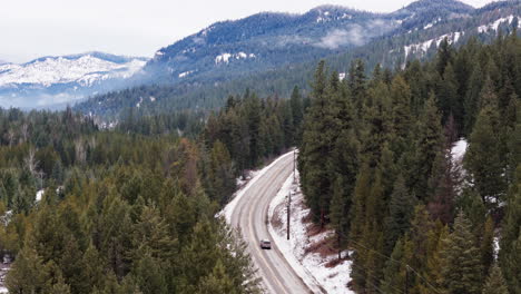 Navegando-Por-La-Curva-Helada-De-La-Carretera-Kelowna-Rock-Creek