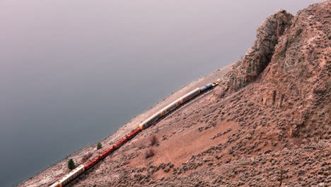 Crepúsculo-De-Seguimiento:-Tren-Junto-Al-Lago-Kamloops