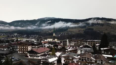 Kirchturm-Der-Gemeinde-Kirchberg-Mit-Alpen-Im-Hintergrund,-Luftbild