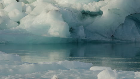 Glacier-Lagoon,-Jökulsárlón,-Iceland,-with-icebergs-and-flowing-icy-blue-water