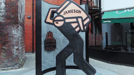 Barrelman-Figur-Außerhalb-Der-Jameson-Irish-Whiskey-Distillery,-Dublin