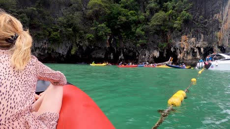 Turista-Femenina-Navegando-En-Kayak-Por-Las-Islas-Tropicales-De-Tailandia