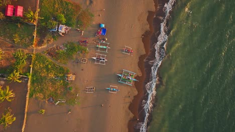 Traditionelles-Boot-Am-Sandstrand-Der-Provinz-Batangas-Bei-Sonnenuntergang