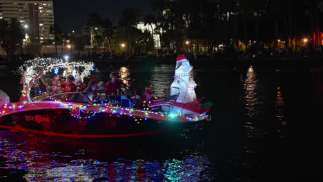 Desfile-De-Barcos-Navideños-De-Tampa-Por-La-Noche-En-Florida,-Gente-En-Una-Lancha-Motora-Iluminada-Y-Decorada