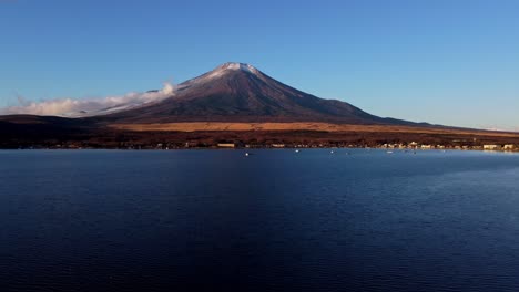 Majestätischer-Fuji-Bei-Sonnenuntergang-Mit-Einem-Ruhigen-See-Im-Vordergrund-Und-Klarem-Himmel