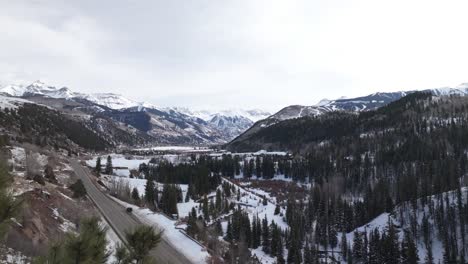 El-Dron-Revela-Un-Hermoso-Paisaje-De-Montañas-Invernales-Sobre-Un-árbol