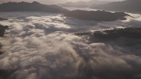 Vista-Aérea-De-Una-Hermosa-Niebla-En-El-Barranco-De-Los-Jilgueros