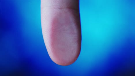 Aus-Nächster-Nähe-Bietet-Ein-Fingerabdruck-Scan-View-Von-Der-Innenseite-Des-Glases-Eine-Detaillierte-Ansicht-Der-Fingerspitzen